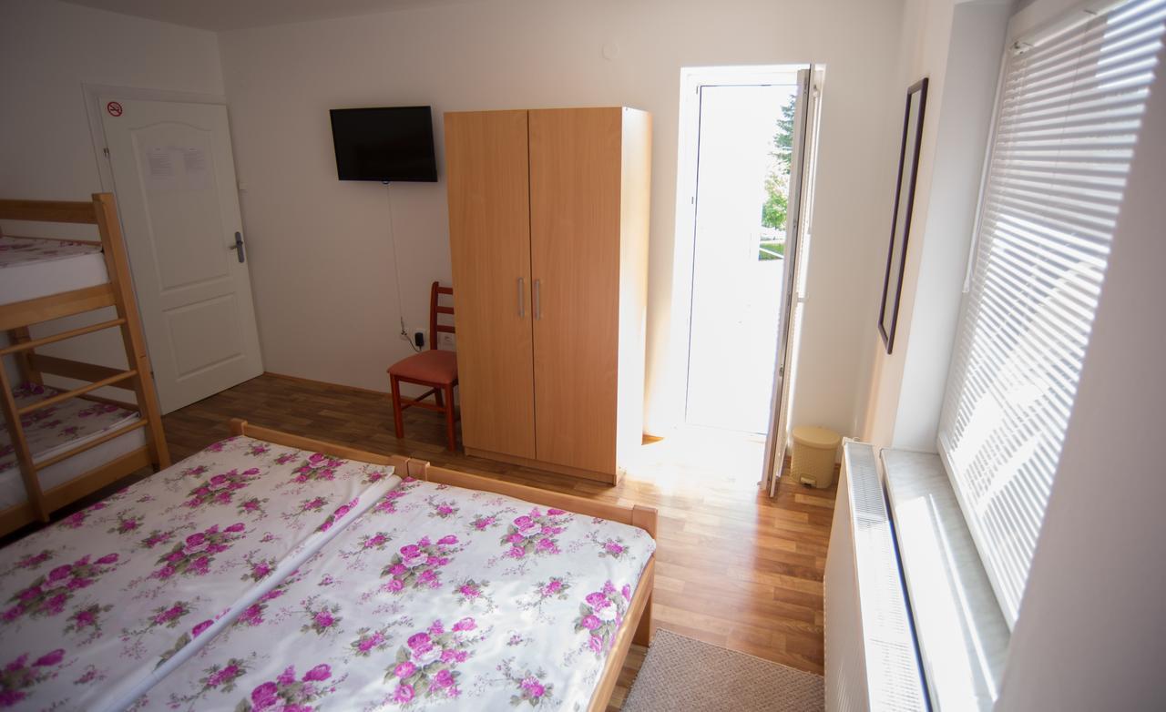 Hostel Larisa Баня-Лука Екстер'єр фото