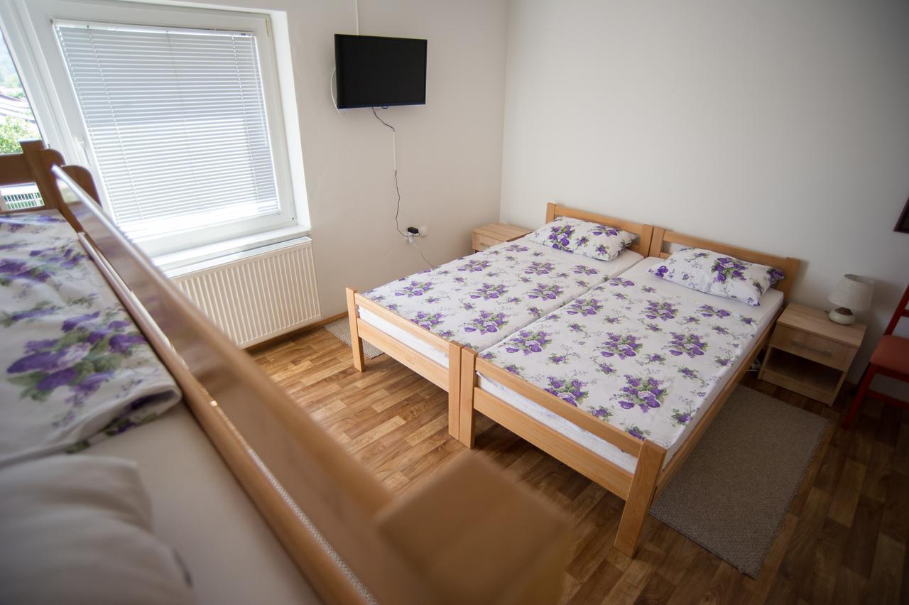 Hostel Larisa Баня-Лука Екстер'єр фото