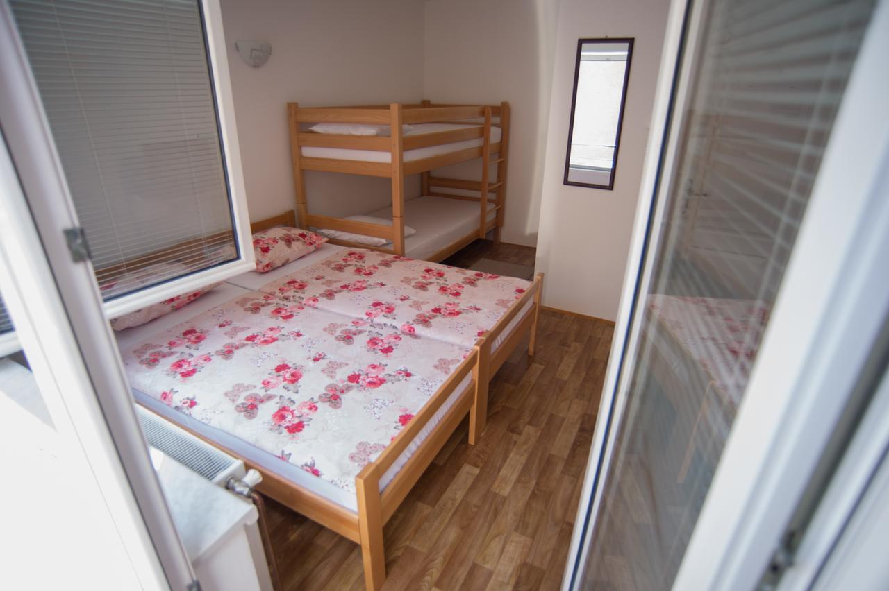 Hostel Larisa Баня-Лука Екстер'єр фото