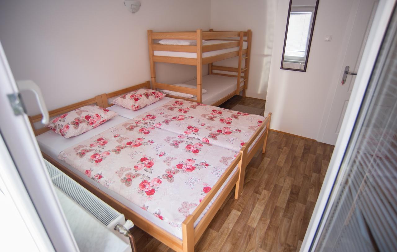 Hostel Larisa Баня-Лука Екстер'єр фото